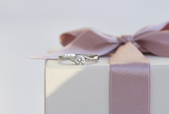 訂婚戒指(Engagement Ring)是用作訂婚證明的戒指,源自於古代的承諾習俗