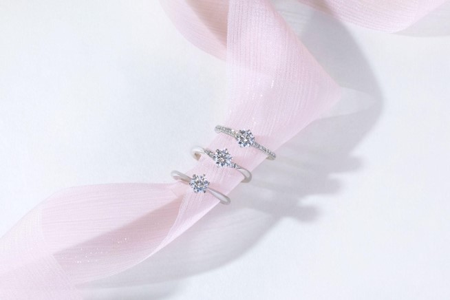 From sleek solitaire bands to diamond-accented designs, each setting brings a different expression to the centre diamond.
