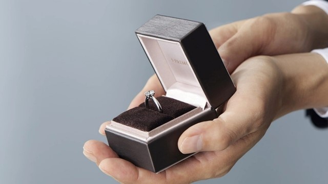 The Perfect Propose Ring service lets you propose with confidence first, then choose the final design together later.