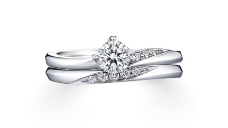 The Ulysses bridal set blends elegant contours with everyday comfort, allowing both rings to feel naturally connected on the finger.