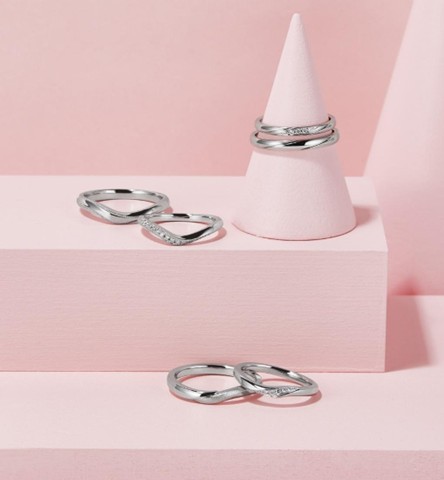 The silhouette of a ring—straight, wavy, or V-shaped—plays a key role in enhancing the natural proportions of your hand.