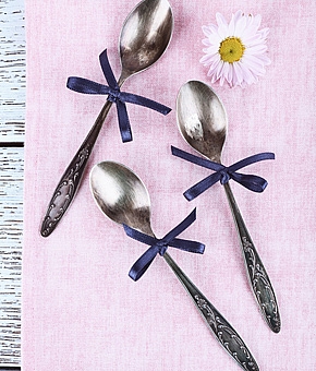 婚約指輪の種類を素材・フォルム・セッティング別にご紹介！