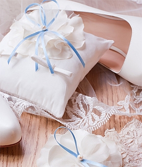 婚約指輪の種類を素材・フォルム・セッティング別にご紹介！