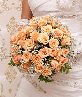 婚約指輪の種類を素材・フォルム・セッティング別にご紹介！