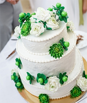 婚約指輪の種類を素材・フォルム・セッティング別にご紹介！