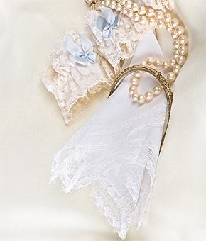 婚約指輪の種類を素材・フォルム・セッティング別にご紹介！