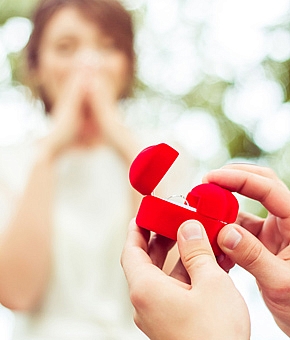 婚約指輪の種類を素材・フォルム・セッティング別にご紹介！