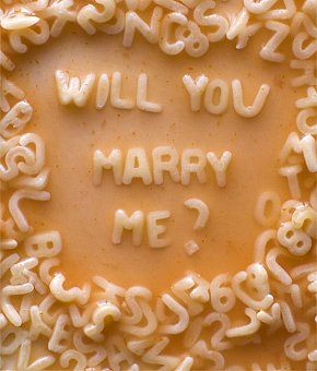 婚約指輪の種類を素材・フォルム・セッティング別にご紹介！