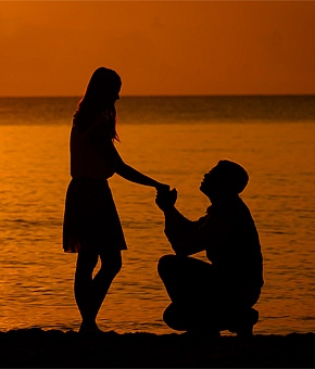 婚約指輪の種類を素材・フォルム・セッティング別にご紹介！