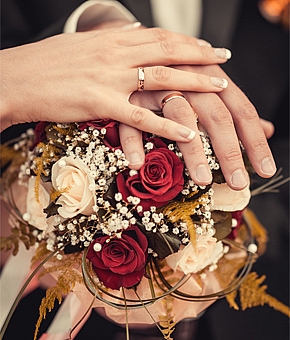 婚約指輪の種類を素材・フォルム・セッティング別にご紹介！