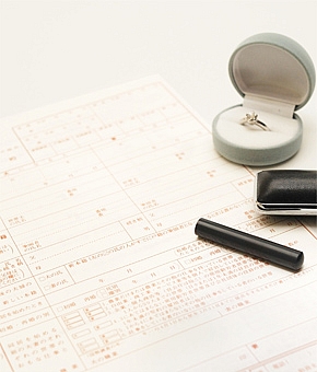 婚約指輪の種類を素材・フォルム・セッティング別にご紹介！