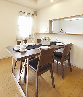 婚約指輪の種類を素材・フォルム・セッティング別にご紹介！