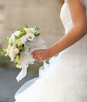 婚約指輪の種類を素材・フォルム・セッティング別にご紹介！